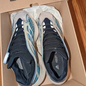 Yeezy 700s size 11